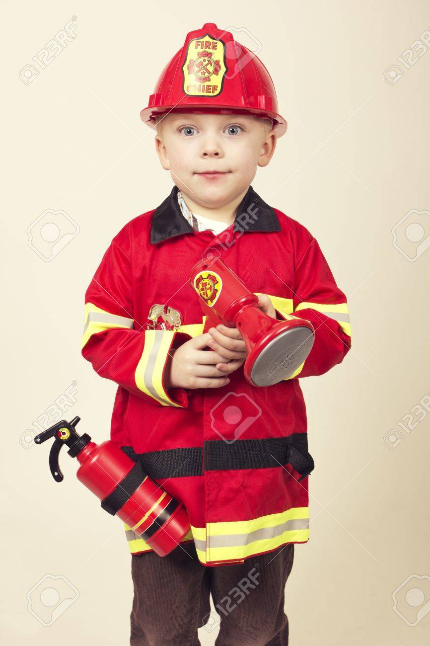 消防士のコスチュームでかわいい少年 の写真素材 画像素材 Image