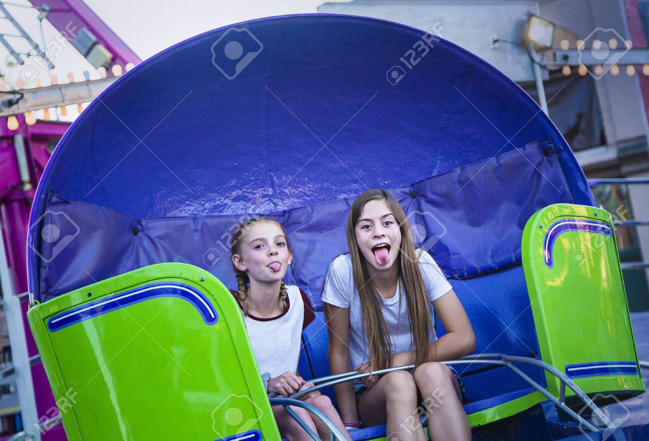 teenies mädchen Zwei Süße Teenager-Mädchen Spielen Und Haben Spaß Beim Reiten Eines  Vergnügungsparks. Sie Strecken Die Zunge Heraus, Um Ein Lustiges Gesicht Zu  Ziehen. Unbeschwerte Und Lebenslustige Teenies Beim Karneval Lizenzfreie  Fotos, Bilder und