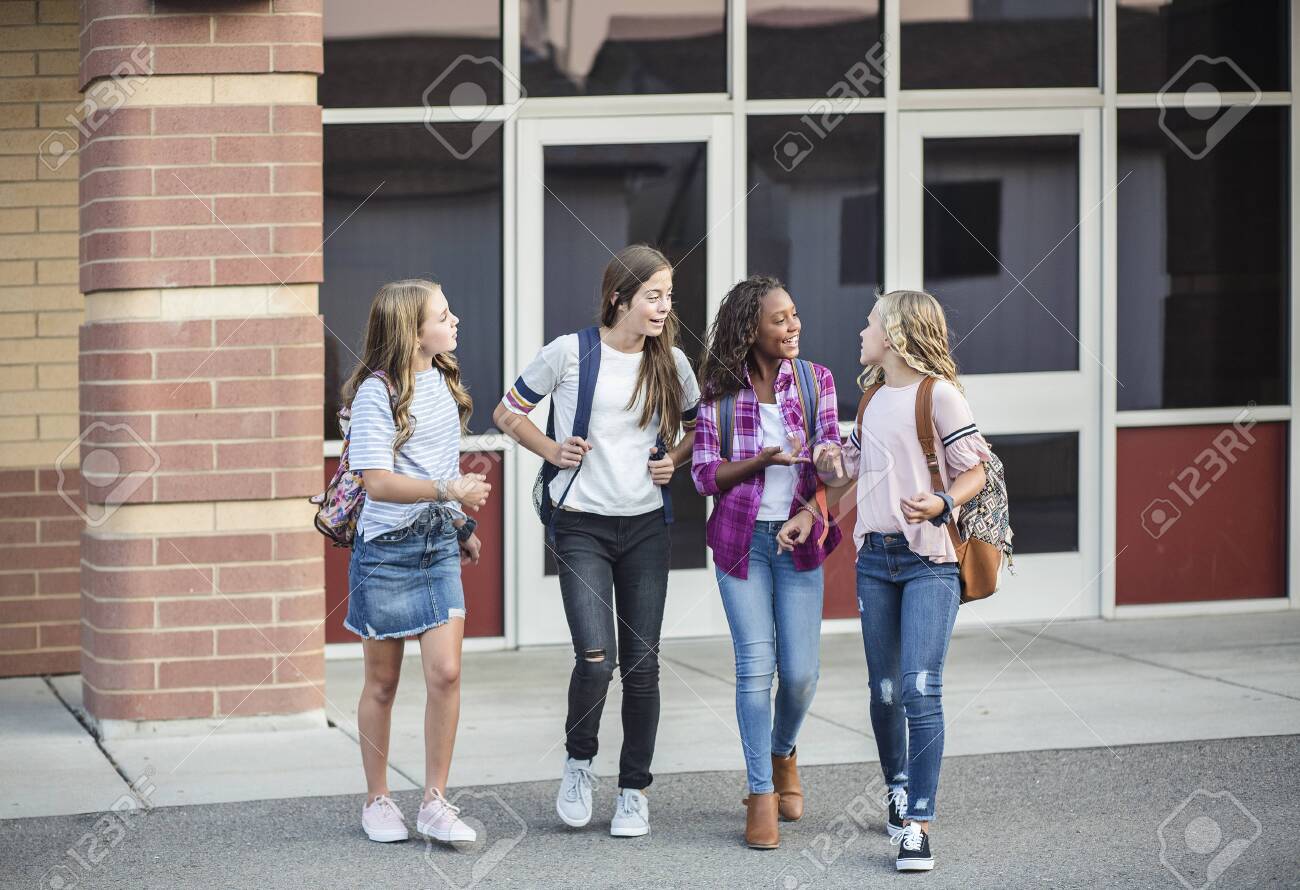 первоклашки за партой. девочка идет из школы. девочка выходит в школу. школьники за партой. девушка вышла из школы.