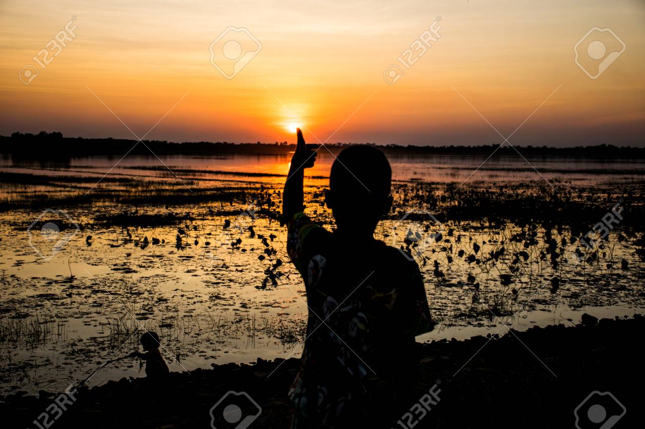 子どもたちは夕方には 夕日を背景に太陽をポイントします の写真素材 画像素材 Image 子どもたちは夕方には 夕日を背景に太陽をポイントします の写真素材 画像素材 Image
