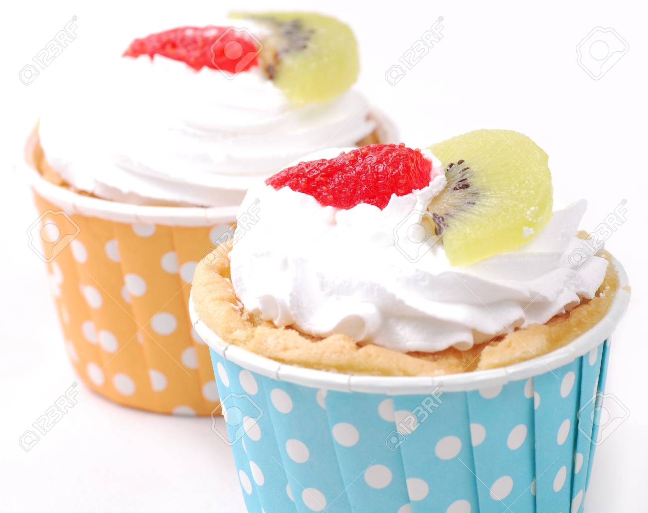 上にイチゴとキウイ フルーツ カップ ケーキ の写真素材 画像素材 Image