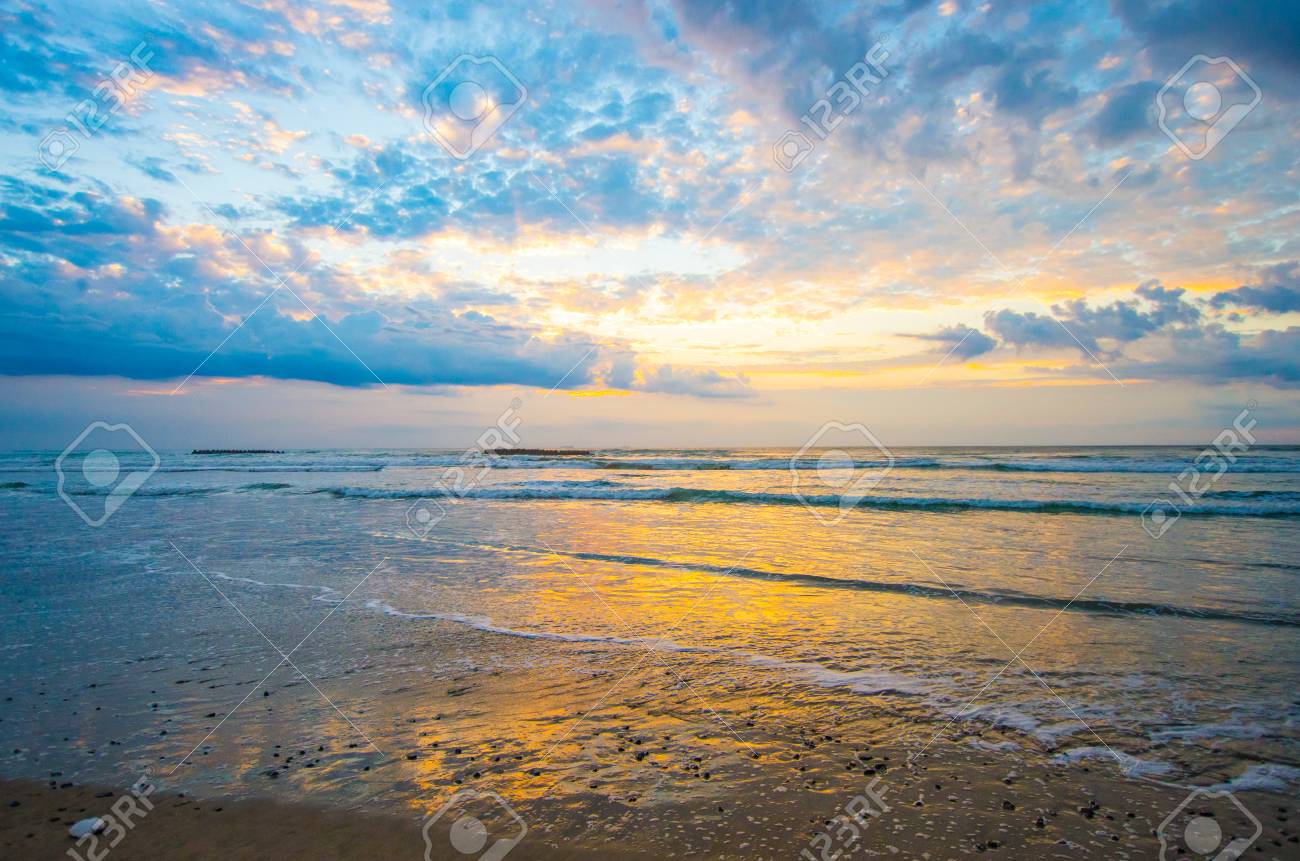 朝焼けの海 の写真素材 画像素材 Image