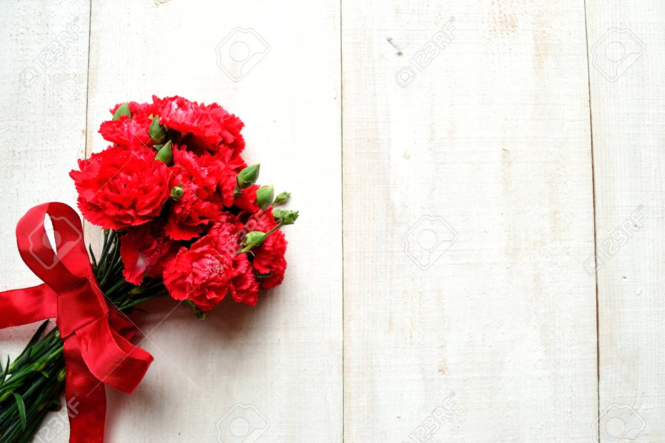 red carnations bouquet image