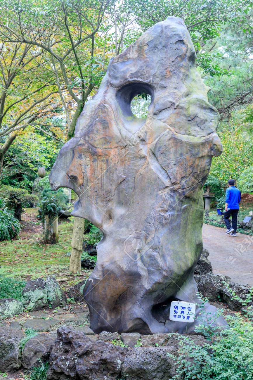 17 年 10 月 5 日に韓国の済州島で最も人気のある観光スポットの一つは ハーレムの公園で石の彫刻 の写真素材 画像素材 Image 17 年 10 月 5 日に韓国の済州島で最も人気のある観光スポットの一つは ハーレムの公園で石の彫刻 の写真素材 画像素材 Image
