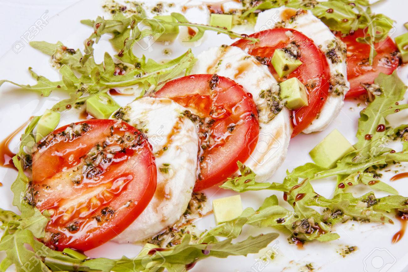 モッツァレラチーズ トマト バジルとバルサミコ酢の白いプレート上に配置のカプレーゼ サラダ の写真素材 画像素材 Image