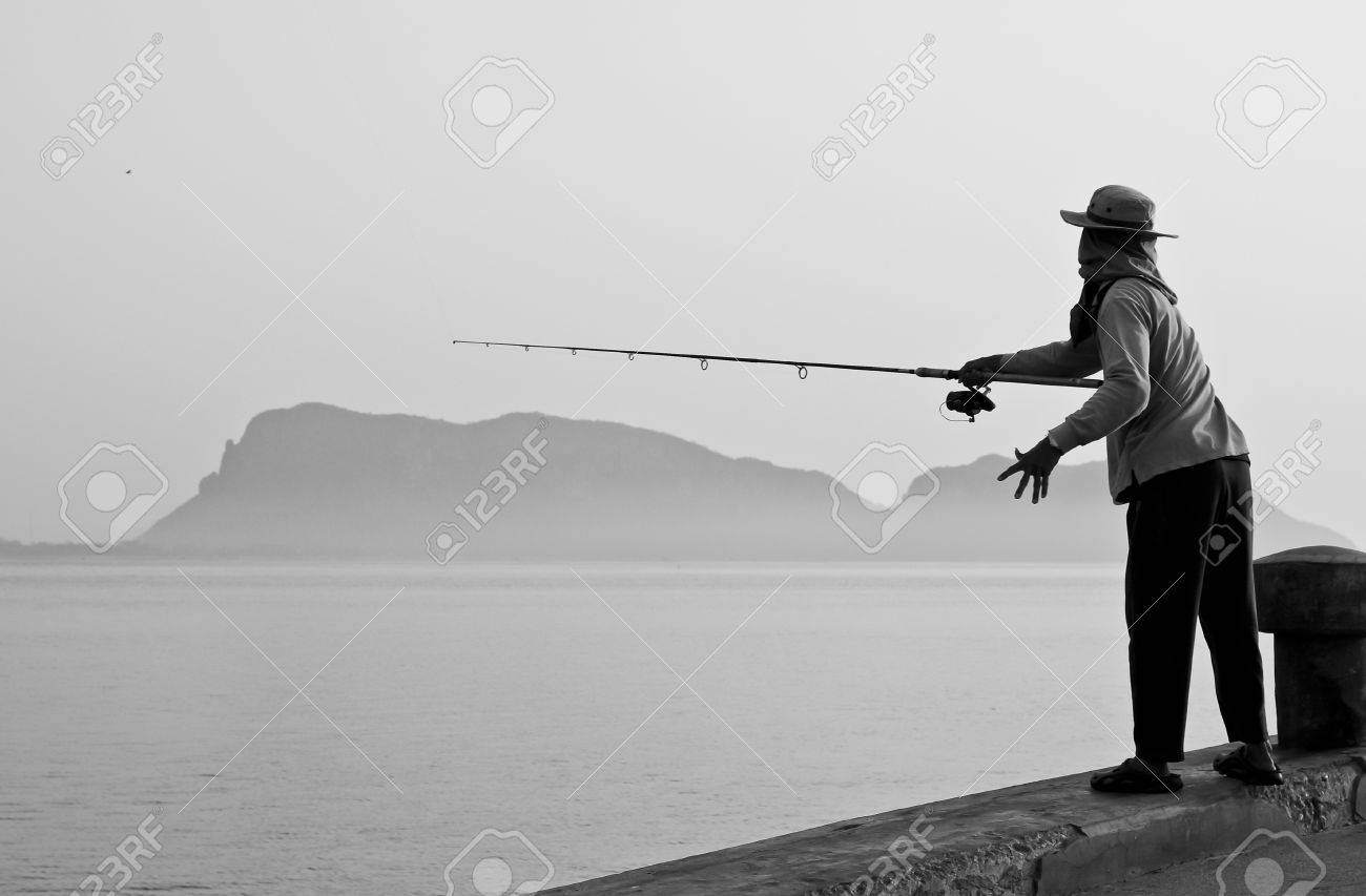 白と黒の海での釣り の写真素材 画像素材 Image