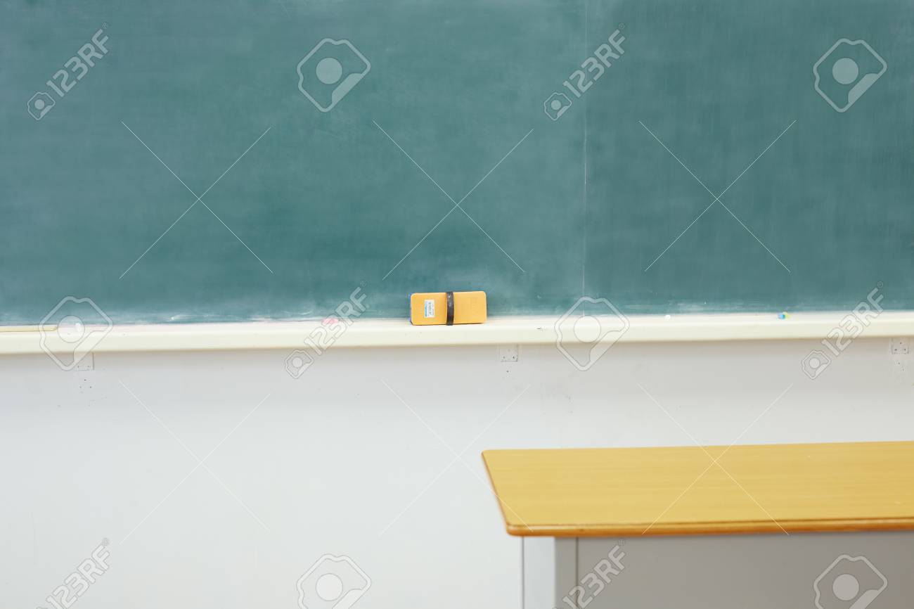 学校机と黒板教室 の写真素材 画像素材 Image
