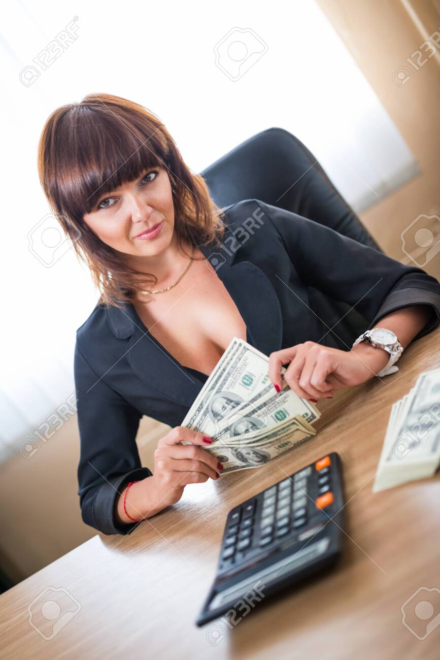 Госслужащие женщины в перьях. Бухгалтер красивая девушка. Красивый бухгалтер. Фото женщины бухгалтер молодые. Женщина руководитель.