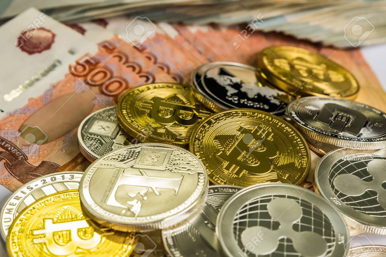 실버 골드 암호화 코인 라이트 코인 LTC, 비트 코인 BTC, 리플 XRP, 대시. 러시아 루블. 금속 동전은 평평한 배경, 상단에서  클로즈업보기, 암호 화폐 화폐 교환에 배치됩니다. 로열티 무료 사진, 그림, 이미지 그리고
