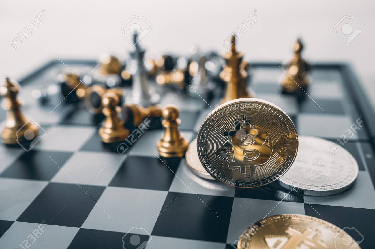 비즈니스 아이디어 개념 : 체스 보드 게임에 Bitcoin 기호 로열티 무료 사진, 그림, 이미지 그리고 스톡포토그래피. Image  94848977