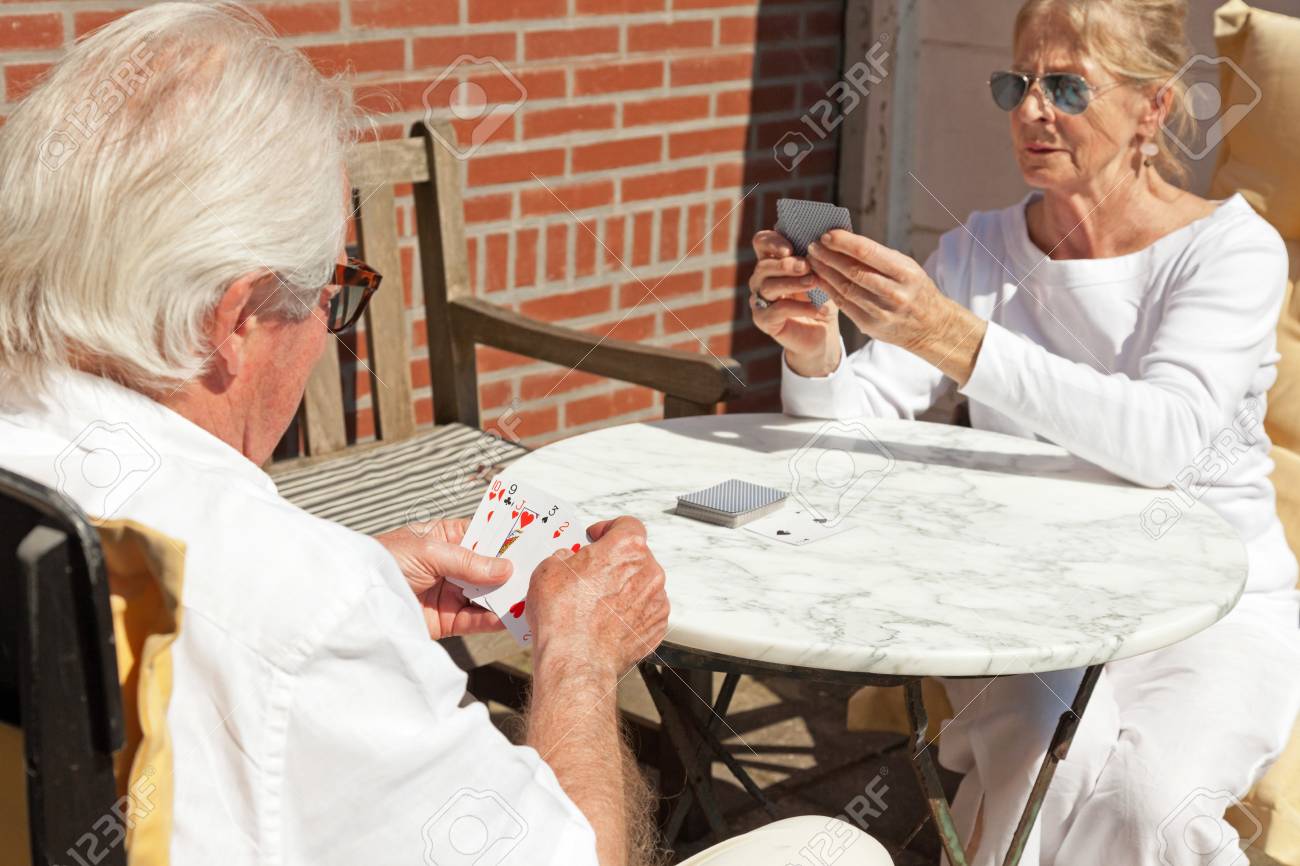 年配のカップル トランプ ゲーム屋外の庭で の写真素材 画像素材 Image