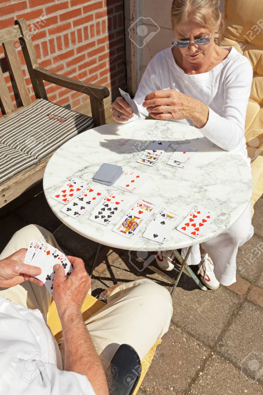 年配のカップル トランプ ゲーム屋外の庭で の写真素材 画像素材 Image