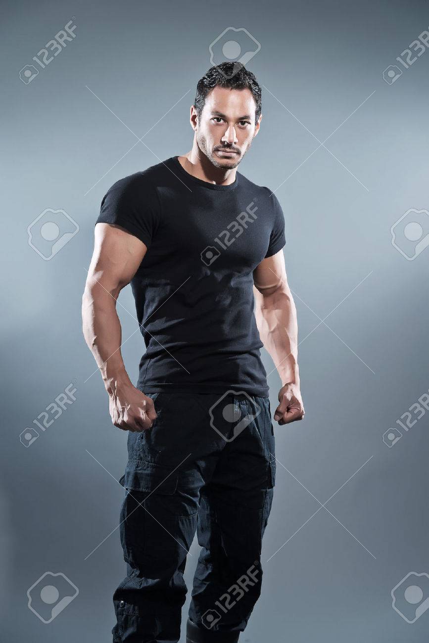 Combat Hombre Musculoso Gimnasio Vistiendo Camisa Y Pantalón Combat Hombre Musculoso Gimnasio Vistiendo Camisa Y Pantalón