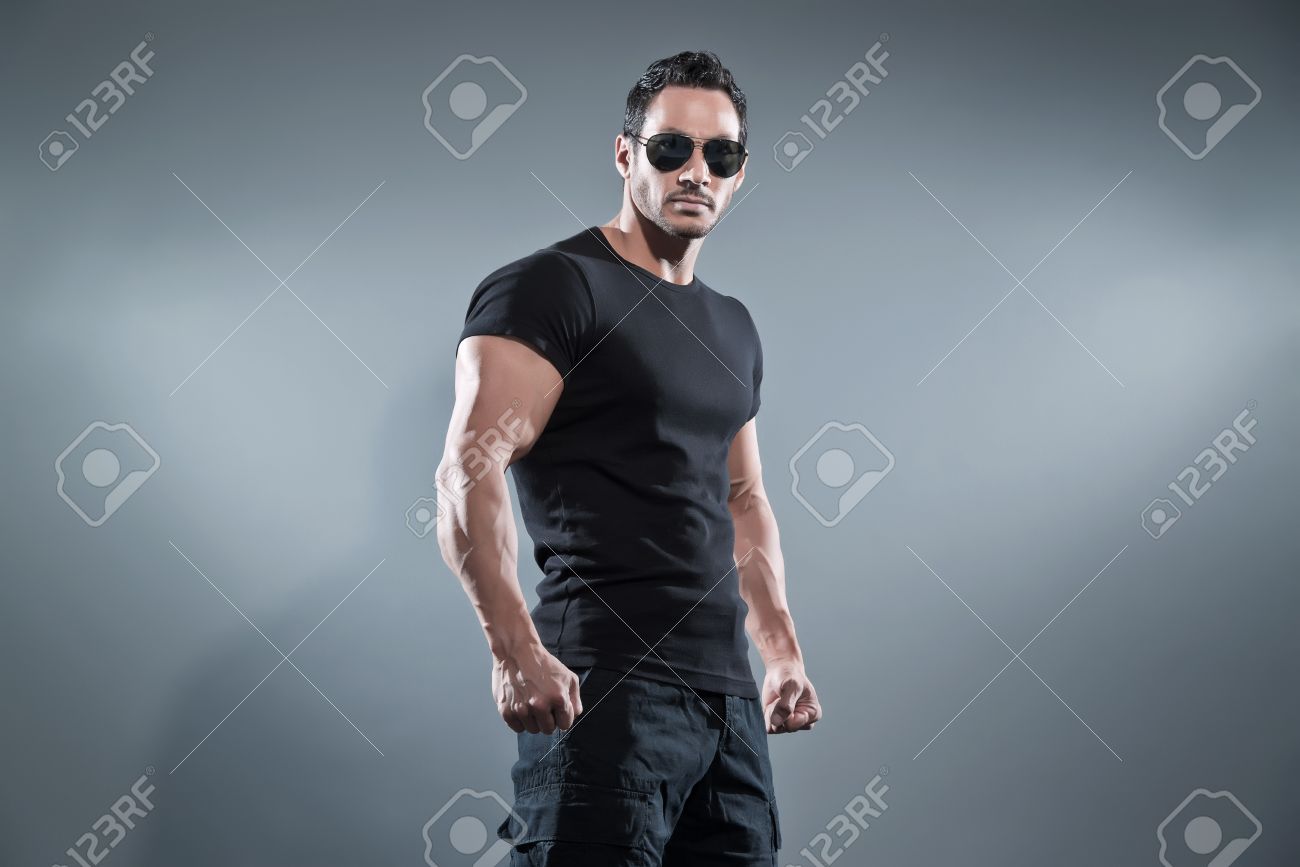 Combat Hombre Musculoso Héroe De Acción Con Camiseta De Combat Hombre Musculoso Gimnasio Vistiendo Camisa Y Pantalón