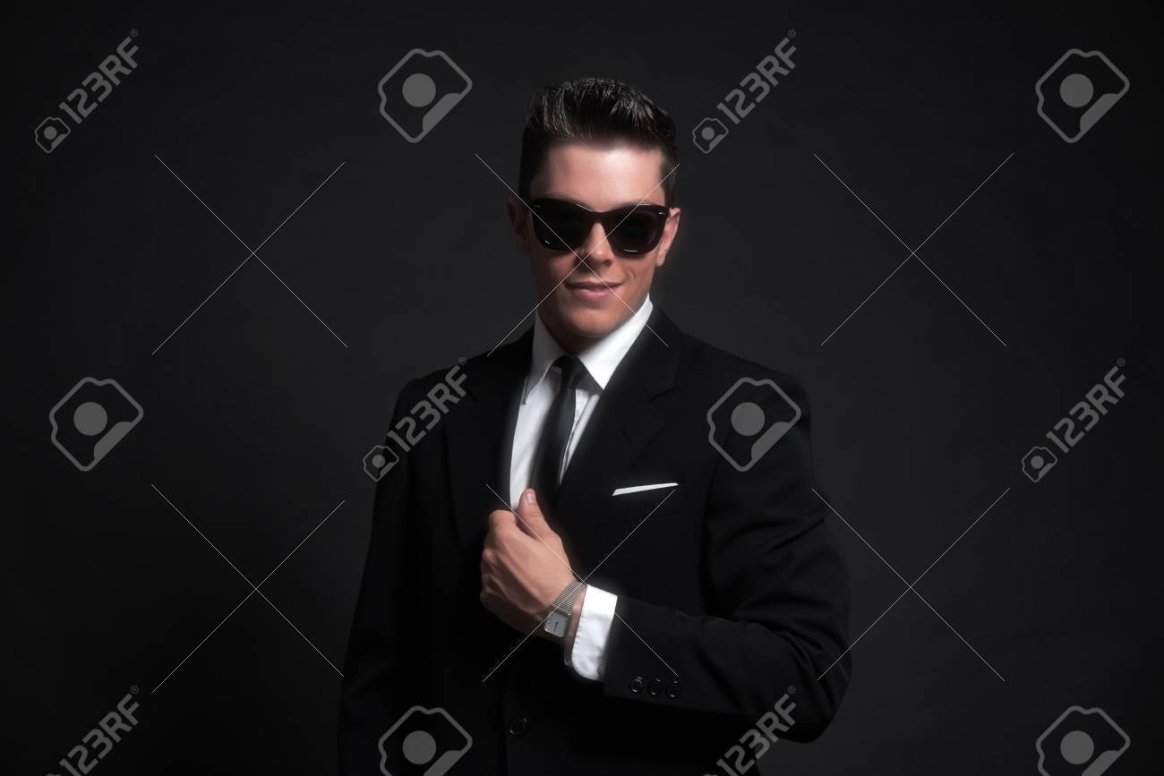 レトロな 50 年代ファッション スーツとネクタイと黒のサングラスをかけている男 スタジオ撮影します の写真素材 画像素材 Image