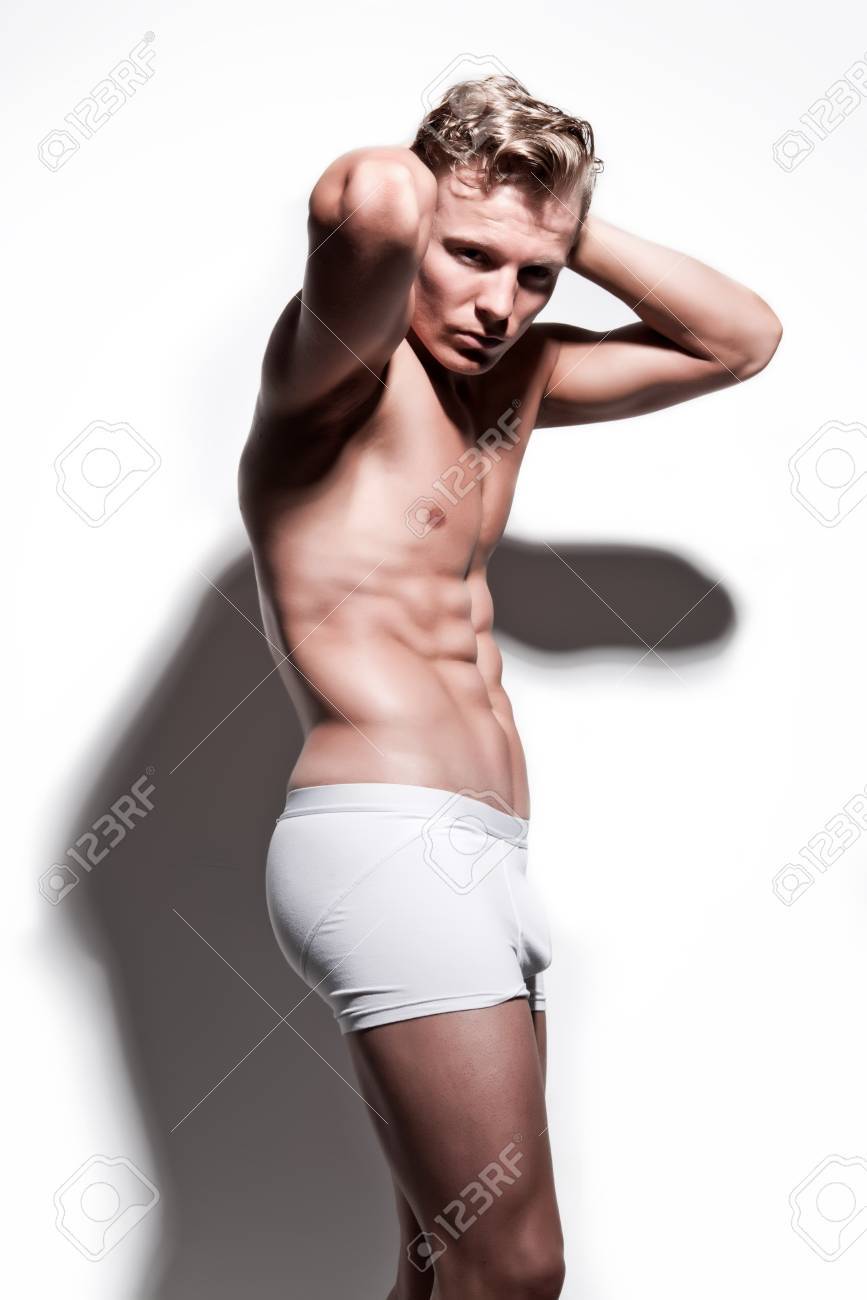 筋肉質の男性下着モデルは白のショーツを身に着けています ブロンドの髪 白い壁に の写真素材 画像素材 Image