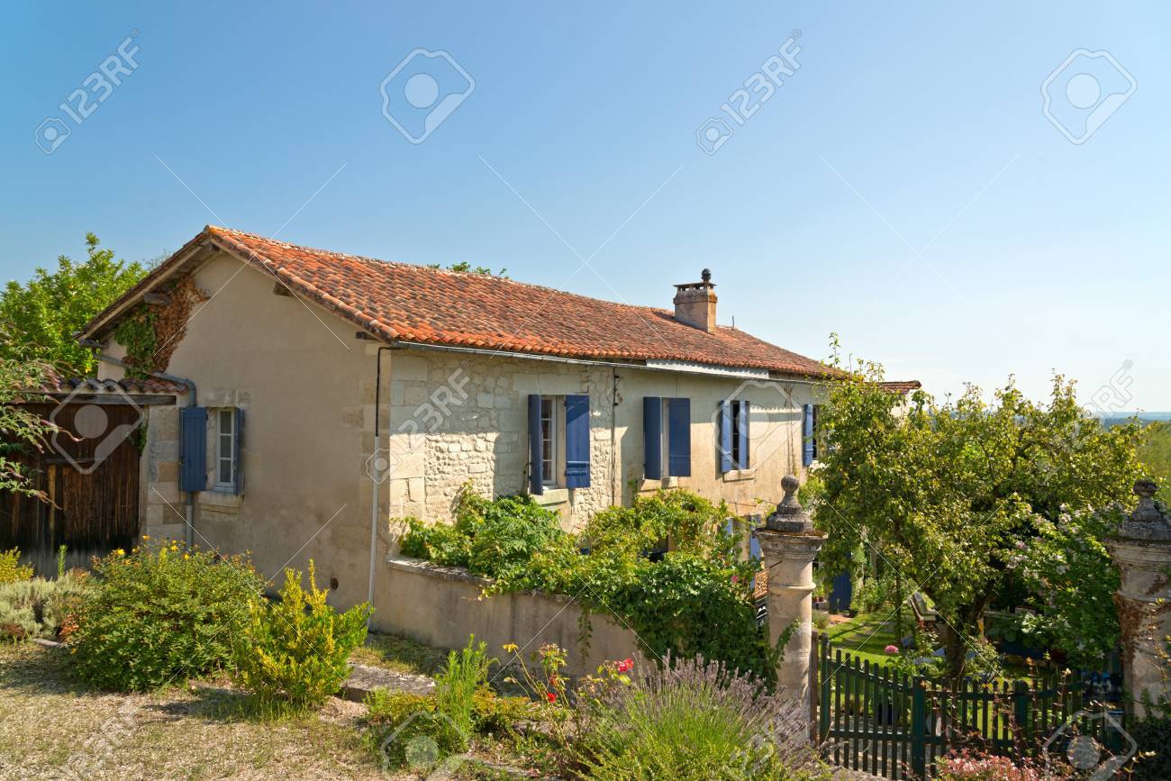 庭のある古い小さな家の外観 上記水色の空の下で熱帯の気候を捕獲しました の写真素材 画像素材 Image