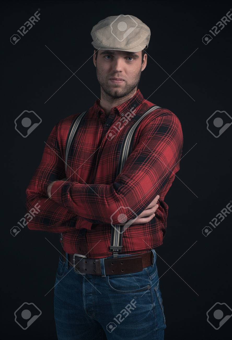 流行に敏感な木こりファッションの男が赤の格子縞のシャツと帽子を身に着けています の写真素材 画像素材 Image