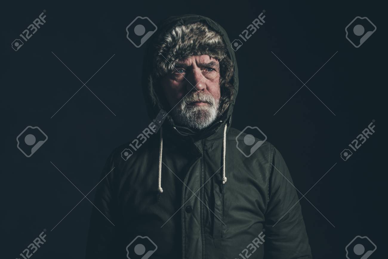 Senior Homme Avec Une Barbe Grise Portant Un Manteau D'hiver Homme portant un manteau d'hiver avec une capuche de