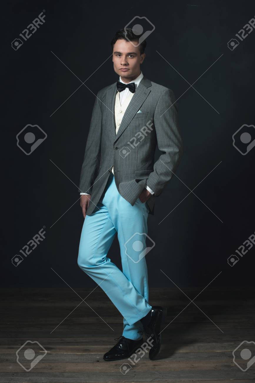 Homme de mode rétro des années 1920 portant un noeud papillon.