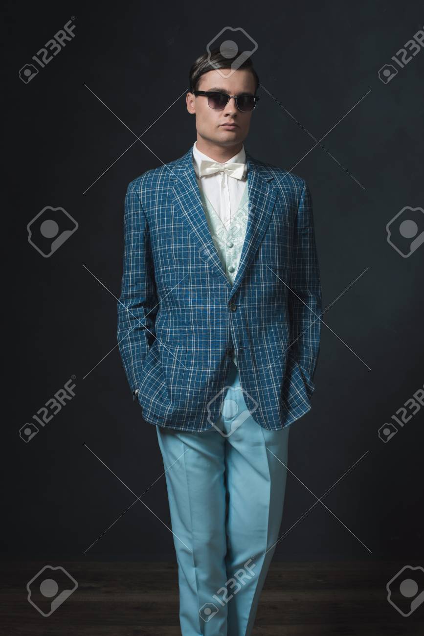 シャープは 19 年代のレトロなスタイルで若い男を服を着てください サングラスをかけています の写真素材 画像素材 Image