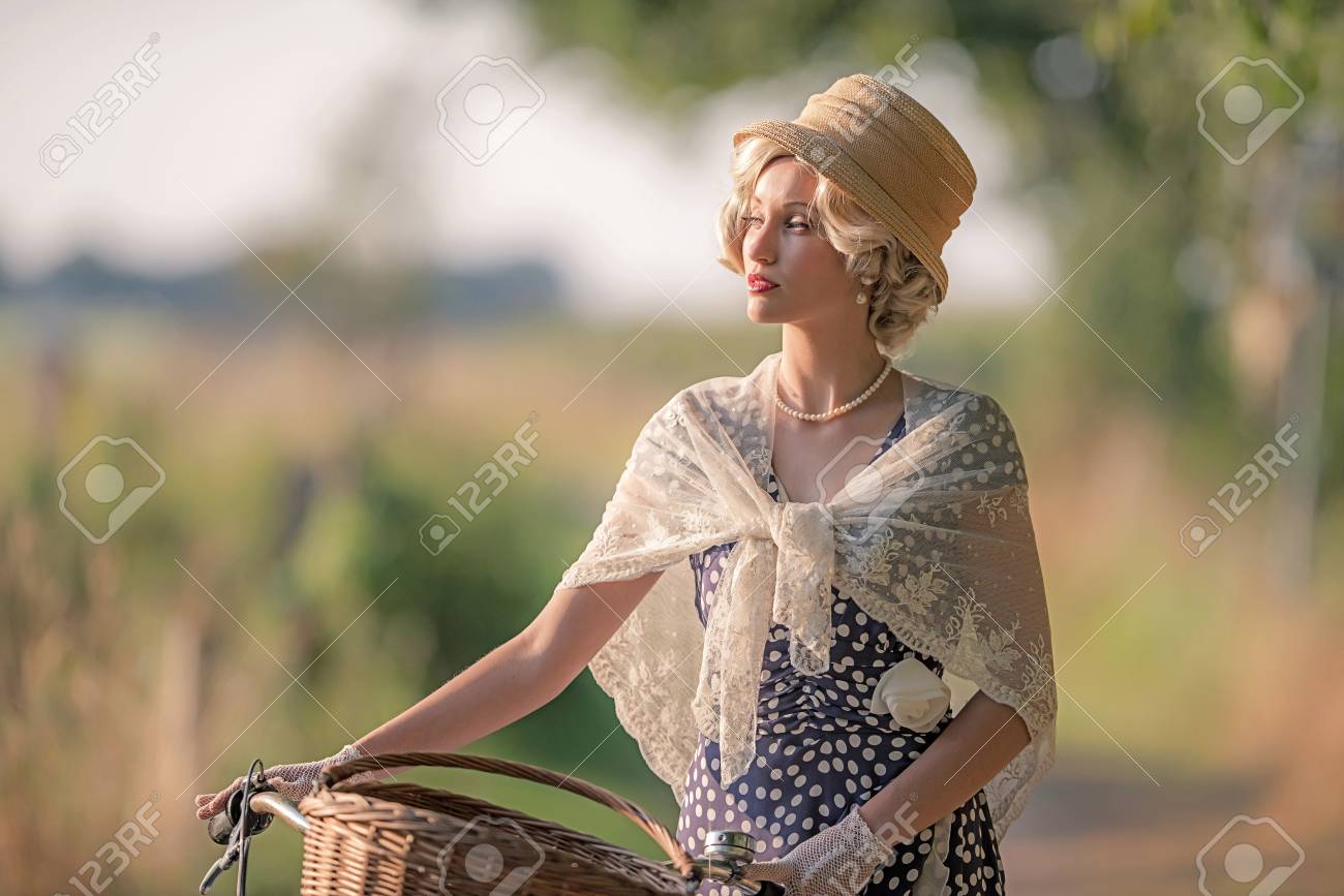 農村景観における自転車と 1930 年代ファッション立ってを着たレトロな女性 の写真素材 画像素材 Image 農村景観における自転車と 1930 年代ファッション立ってを着たレトロな女性 の写真素材 画像素材 Image