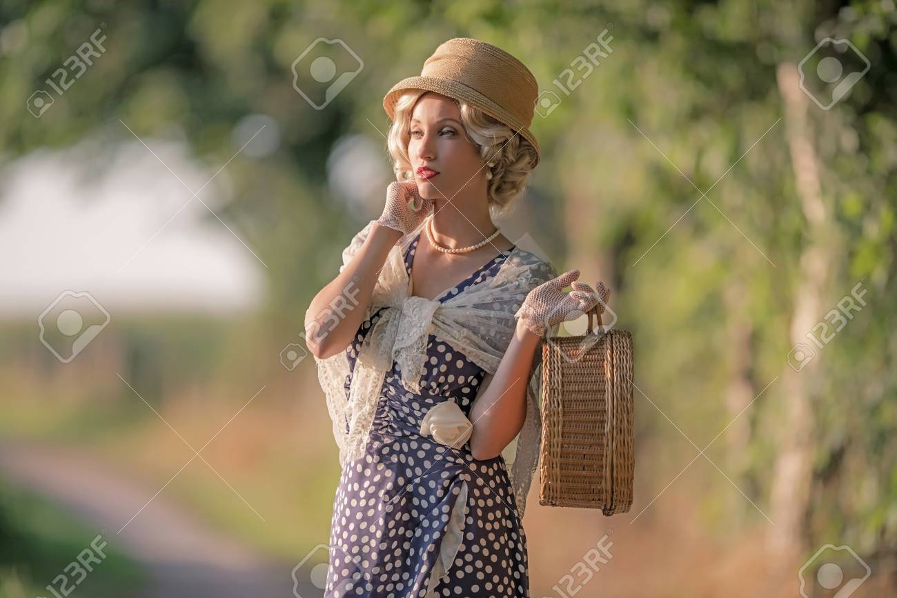 農村経路にハンドバッグと立っている 1930 年代レトロなファッションの女性 の写真素材 画像素材 Image 農村経路にハンドバッグと立っている 1930 年代レトロなファッションの女性 の写真素材 画像素材 Image