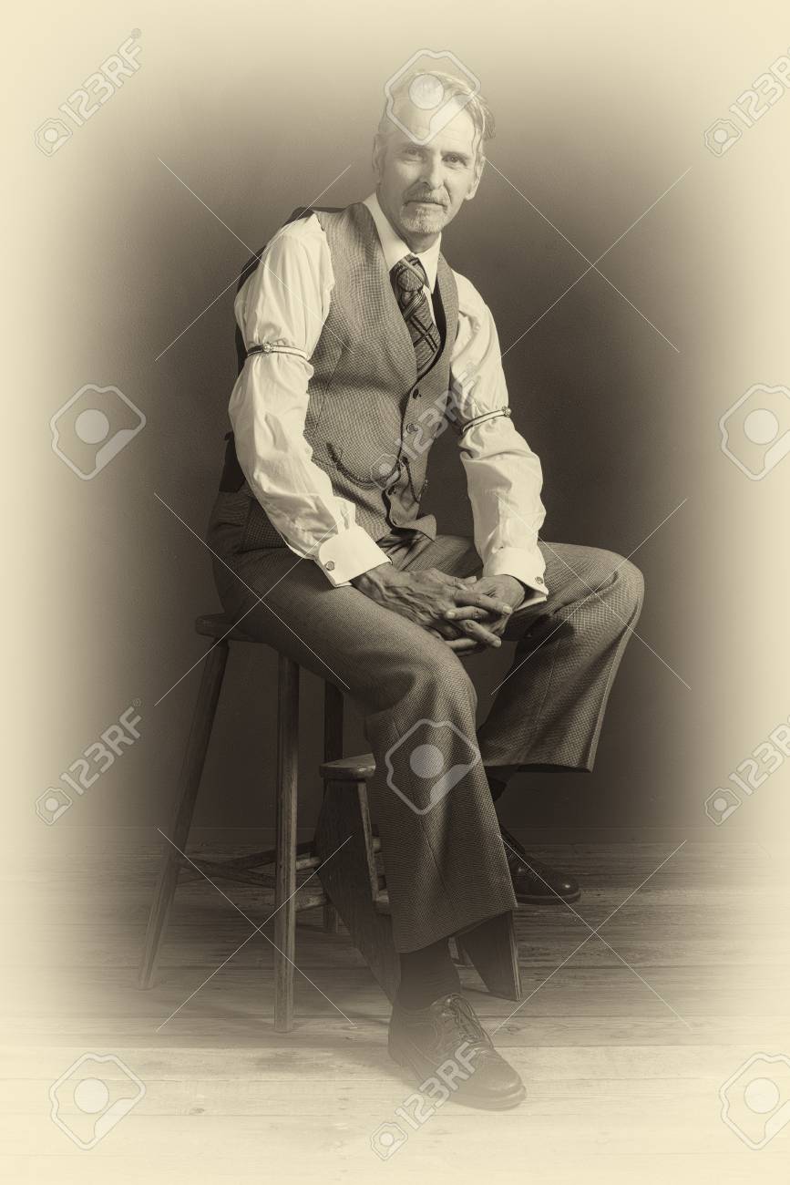自信を持ってヴィンテージ 19 年代ファッション男木の椅子に座っての写真はアンティーク プレート の写真素材 画像素材 Image 1494