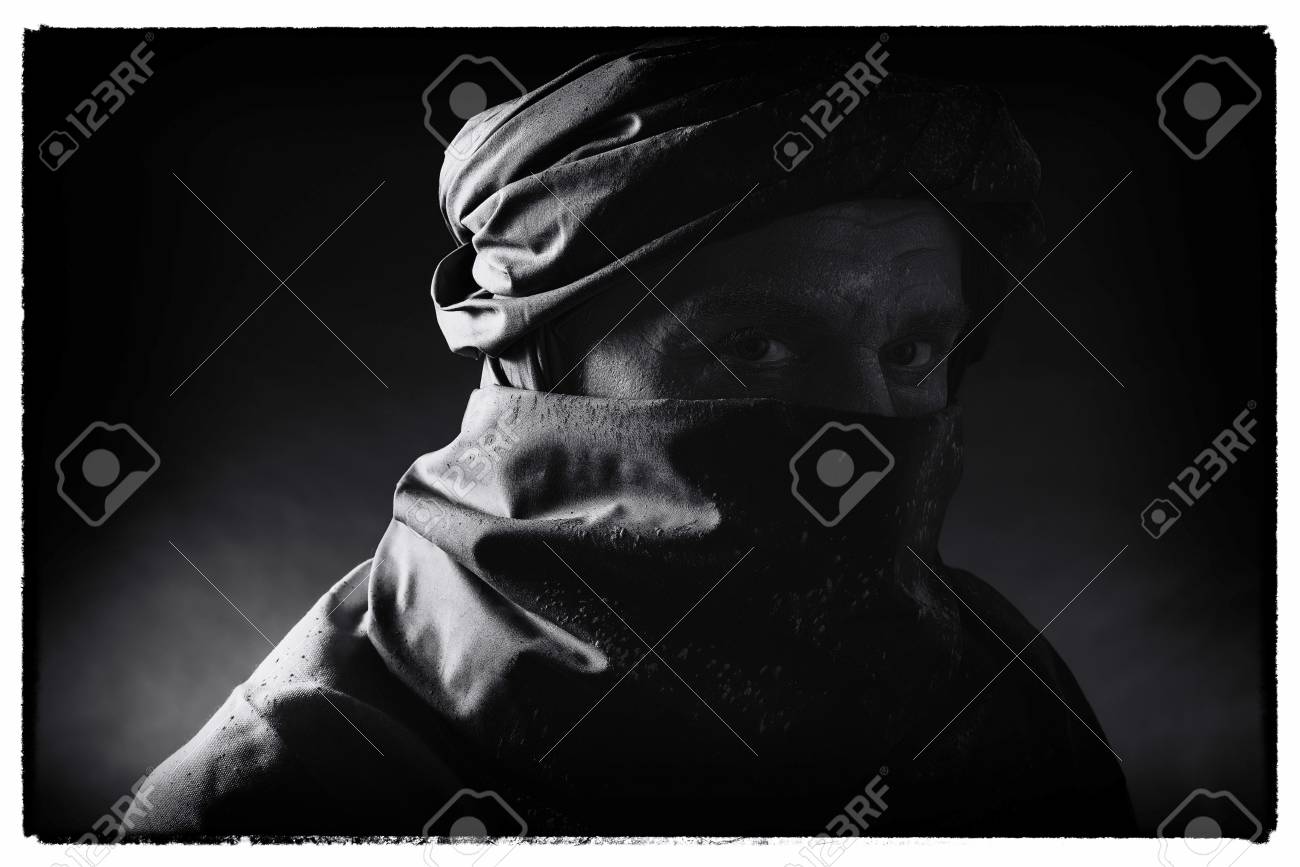 Photo Noire Et Blanche Vintage D Homme Berbere En Lumiere Nocturne Portant Un Turban Avec Une Robe Prise De Vue En Studio Banque D Images Et Photos Libres De Droits Image