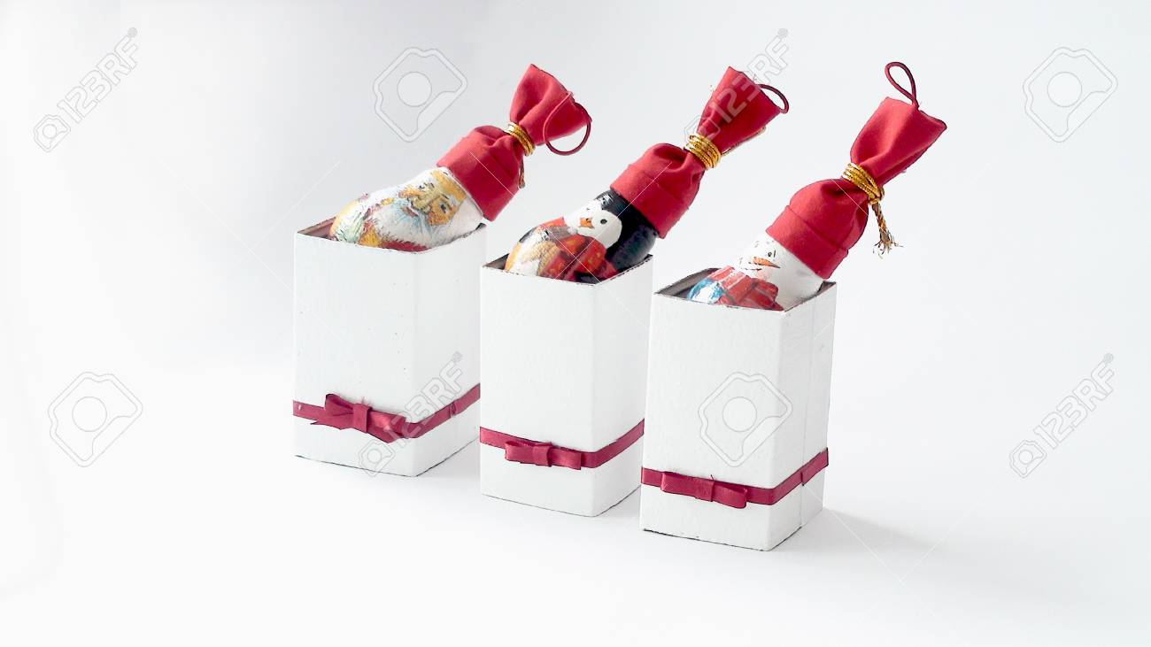 新年の木のおもちゃのためにランプが飾られています 新年お土産手作り 子供たちの創造性 の写真素材 画像素材 Image