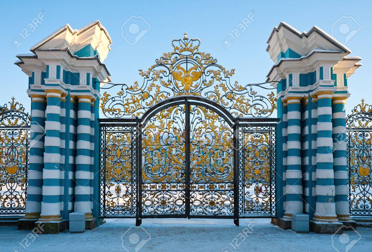 Tsarskoe 公園 ロシアのエカテリーナ宮殿の黄金の門 の写真素材 画像素材 Image