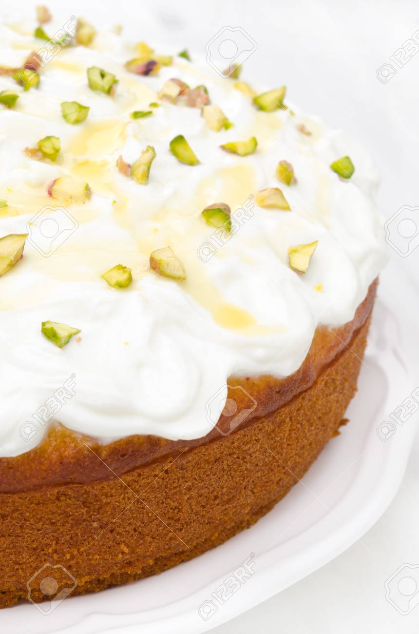 Gateau A L Orange Avec Du Yaourt Grec Miel Et Pistaches Sur Une Plaque Banque D Images Et Photos Libres De Droits Image