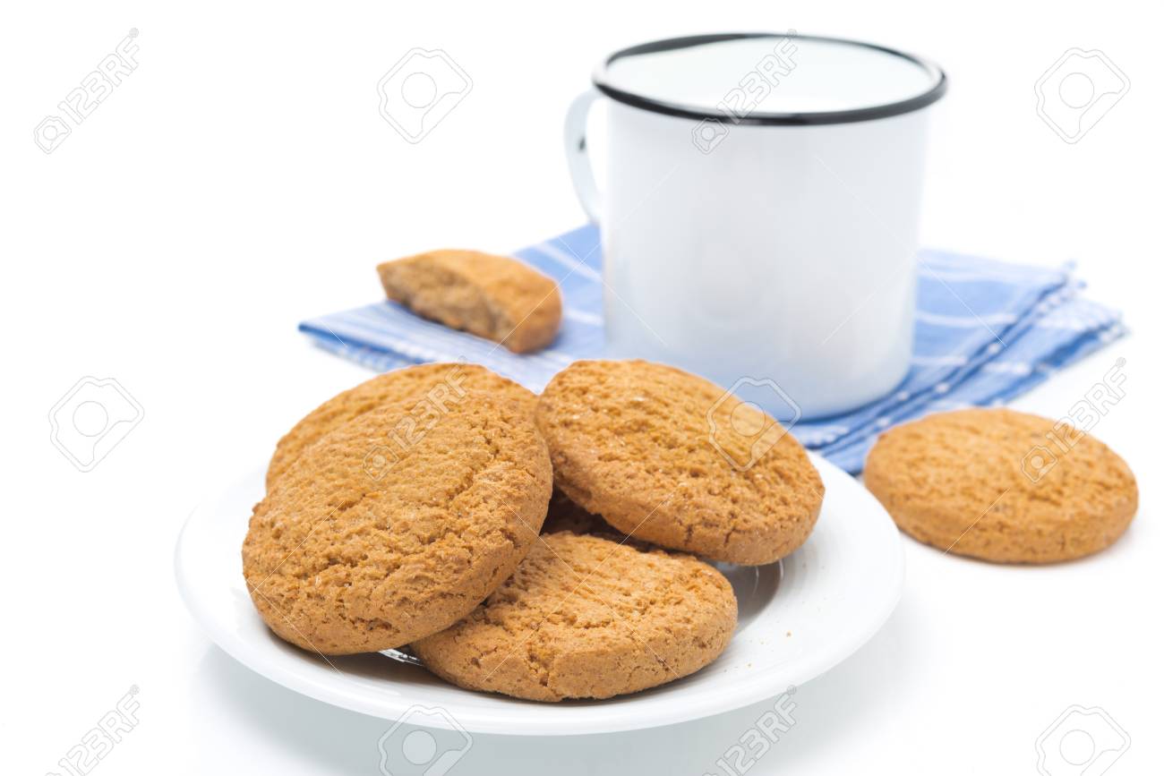 オートミール クッキーとミルクの白で隔離のマグカップ プレート の写真素材 画像素材 Image