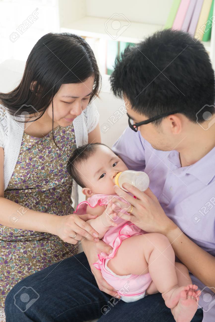 家で男の子の赤ちゃんを供給中国アジアの親 の写真素材 画像素材 Image