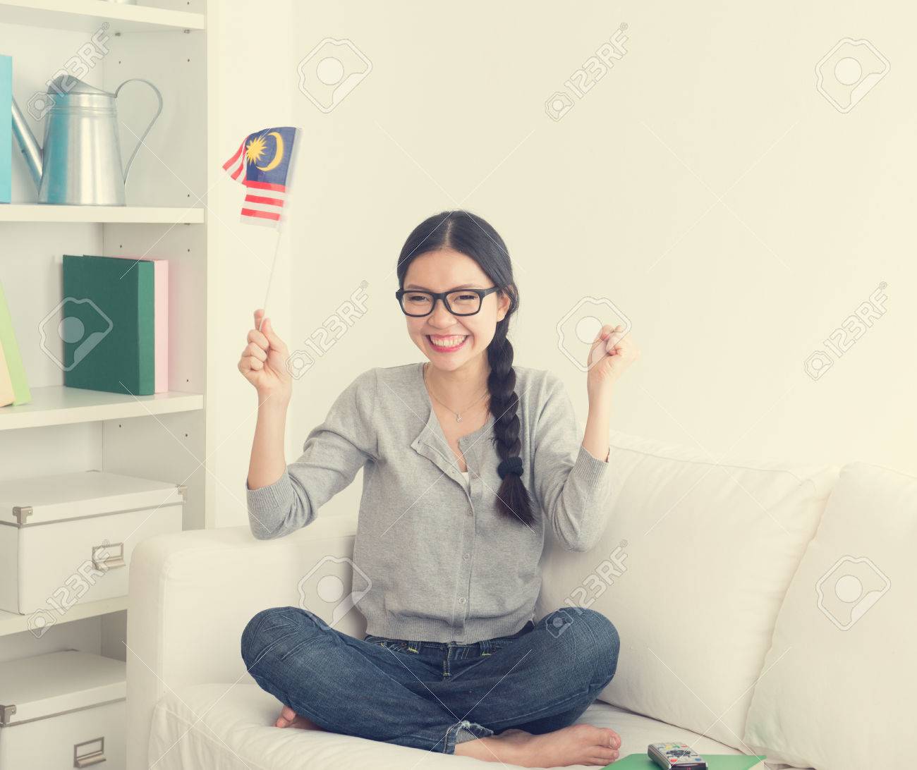 サスペンスとホラー映画を見て若いアジア女性は 部屋でテレビを見る の写真素材 画像素材 Image