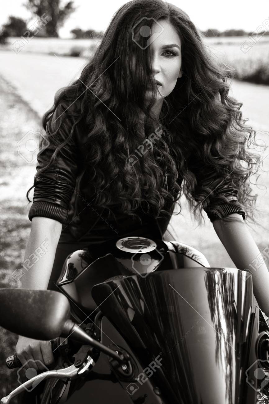 高速道路で彼女はスポーツ バイクと黒革のジャケットを着て性的なバイカー女性 美容 ファッション 冒険と自由 黒と白の写真 の写真素材 画像素材 Image