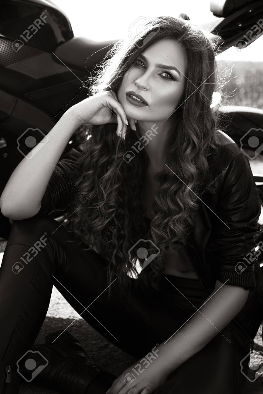 高速道路で彼女はスポーツ バイクと黒革のジャケットを着て性的なバイカー女性 美容 ファッション 冒険と自由 黒と白の写真 の写真素材 画像素材 Image
