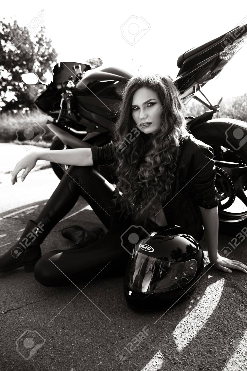 高速道路で彼女はスポーツ バイクと黒革のジャケットを着て性的なバイカー女性 美容 ファッション 冒険と自由 黒と白の写真 の写真素材 画像素材 Image