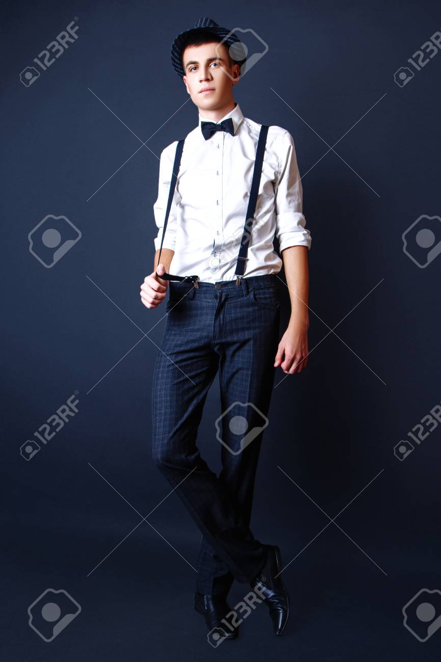 Hombre Joven De Moda Atractivo Vestido Con Una Camisa Blanca Hombre Joven De Moda Atractivo Vestido Con Una Camisa Blanca