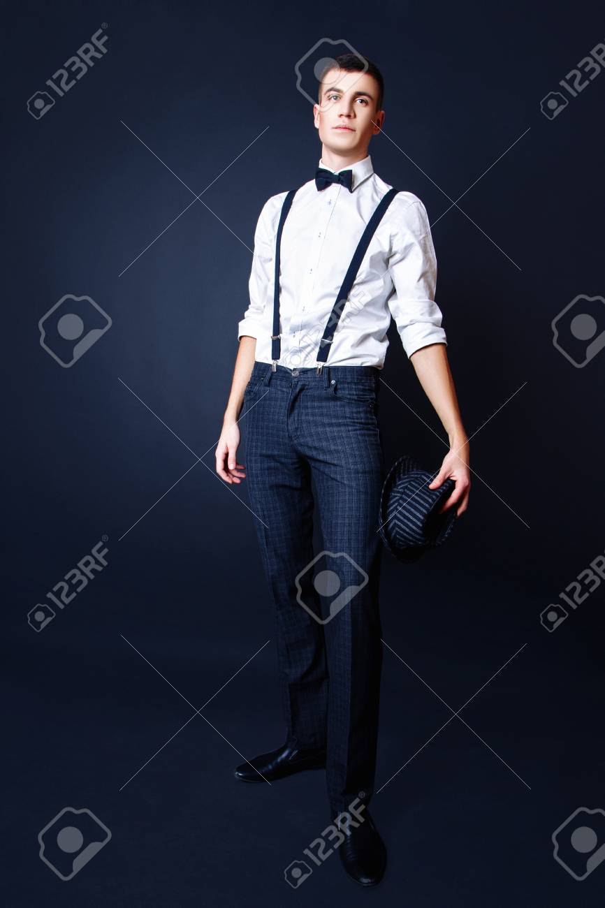 Hombre Joven De Moda Atractivo Vestido Con Una Camisa Blanca Hombre Joven De Moda Atractivo Vestido Con Una Camisa Blanca