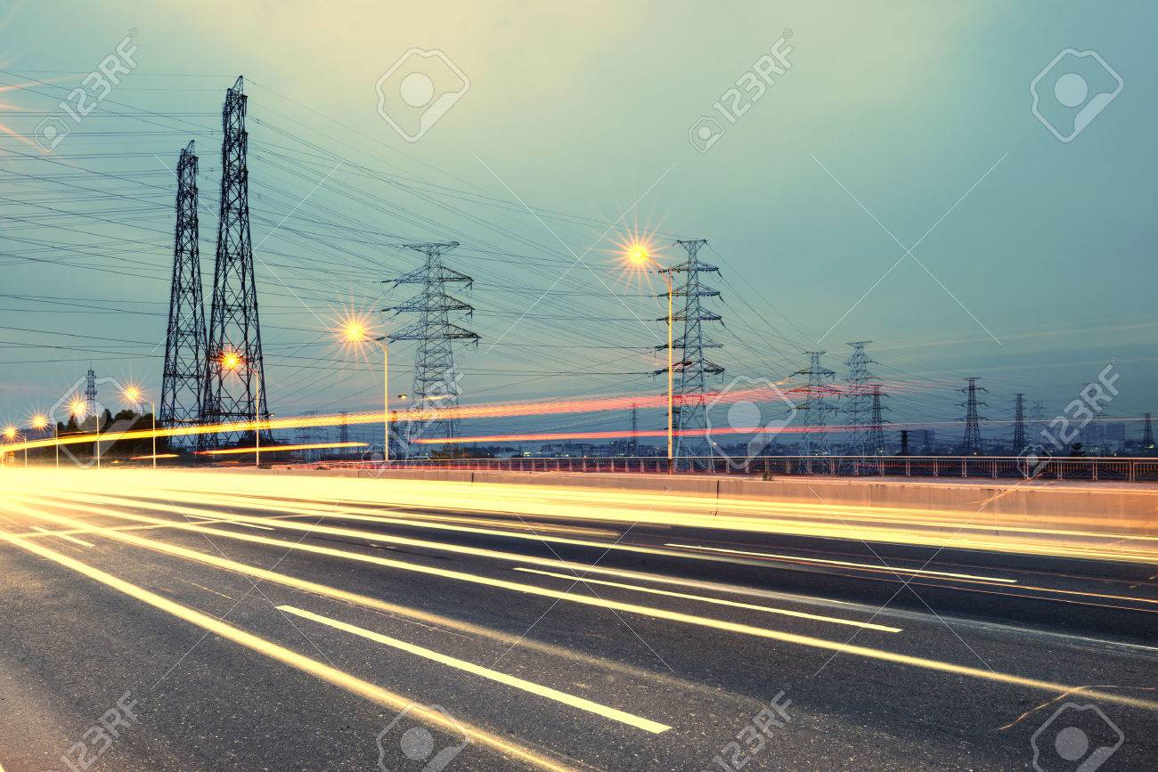 高電圧のポスト 高速道路のほか 高圧鉄塔上空の背景 の写真素材 画像素材 Image