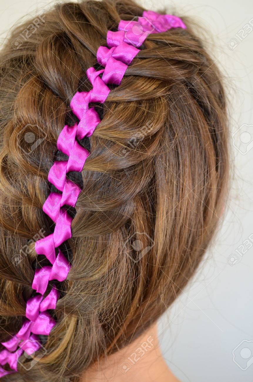 Frisur Mit Langen Haaren Geflochten Lila Band Im Haar Ein Junges Madchen Das Auf Einem Weissen Hintergrund Lizenzfreie Fotos Bilder Und Stock Fotografie Image