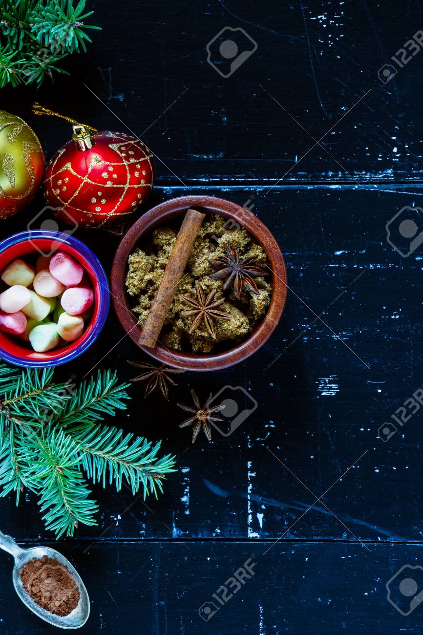 休日背景暗いのビンテージ ボードに手作りのホット チョコレート ココア パウダー 砂糖 マシュマロ シナモン の食材を使用 の写真素材 画像素材 Image