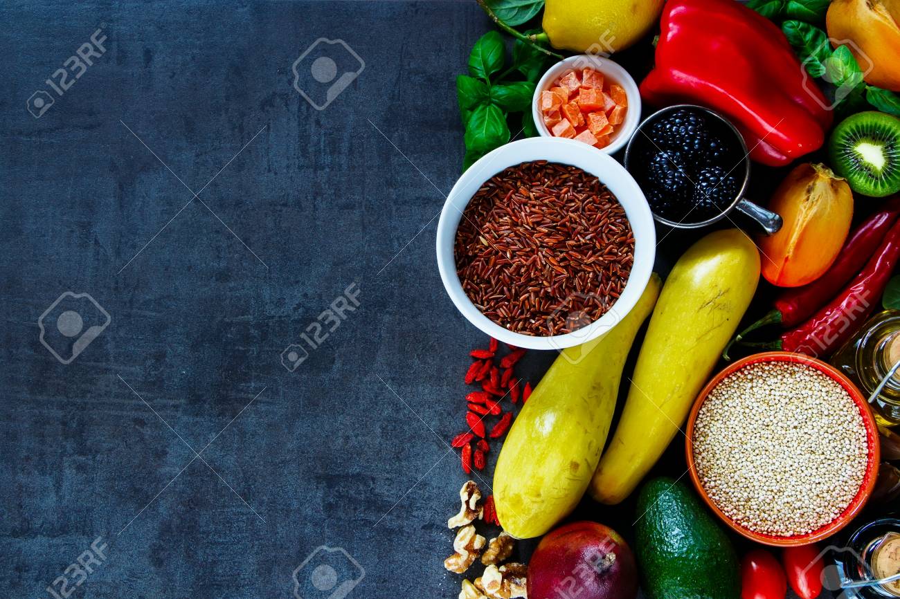 野菜 果物 ナッツ 赤米 キノア スパイス スーパー フード ハーブ 菜食主義者のための調味料の平面図 グルテン フリー アレルギーに優しい きれいな食事と生の食事 コピー スペースを持つヴィンテージのスレートの背景 の写真素材 画像素材 Image