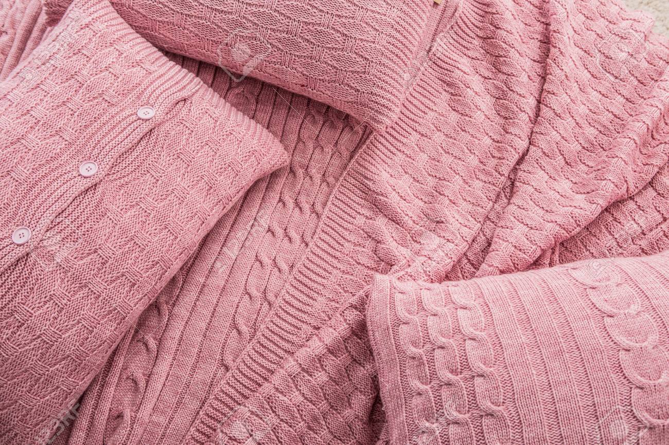 Colcha De Punto A Cuadros Con Almohadas Con Textura Rosa En Colcha De Punto A Cuadros Con Almohadas Con Textura Rosa En