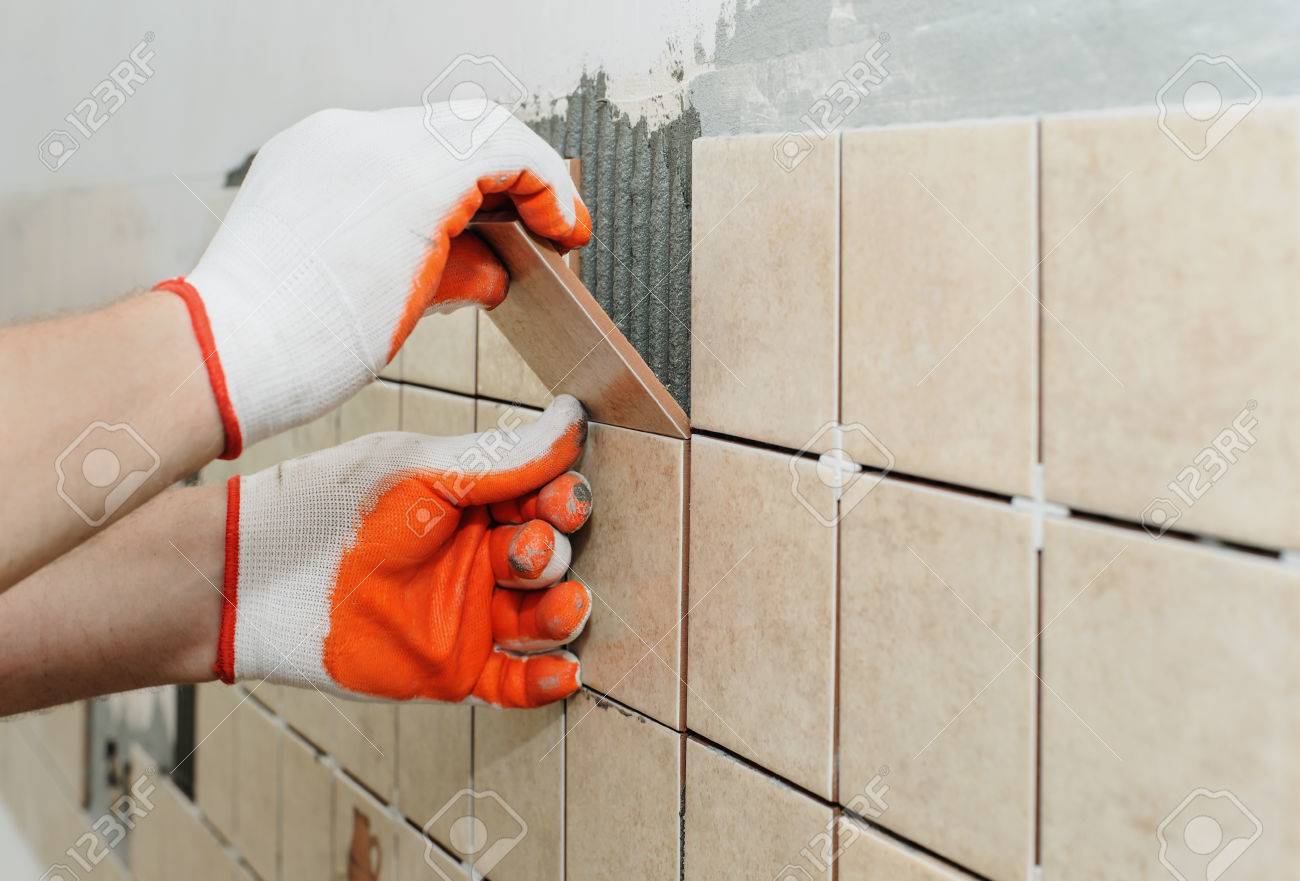 Trabajador Pone Azulejos En La Pared De La Cocina Sus Manos Se
