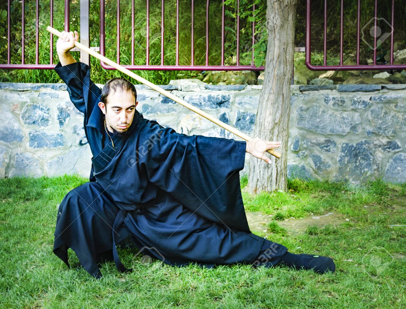 イスタンブール トルコ メイヤー 29 16 アジアの 2 日目 浜辺のアジア側カドゥキョイ コスプレ日活動に選ばれました 参加者は コスプレした示されているアニメのキャラクターに扮した 少林寺僧侶の衣装コスプレ写真の参加者 の写真素材 画像素材 Image