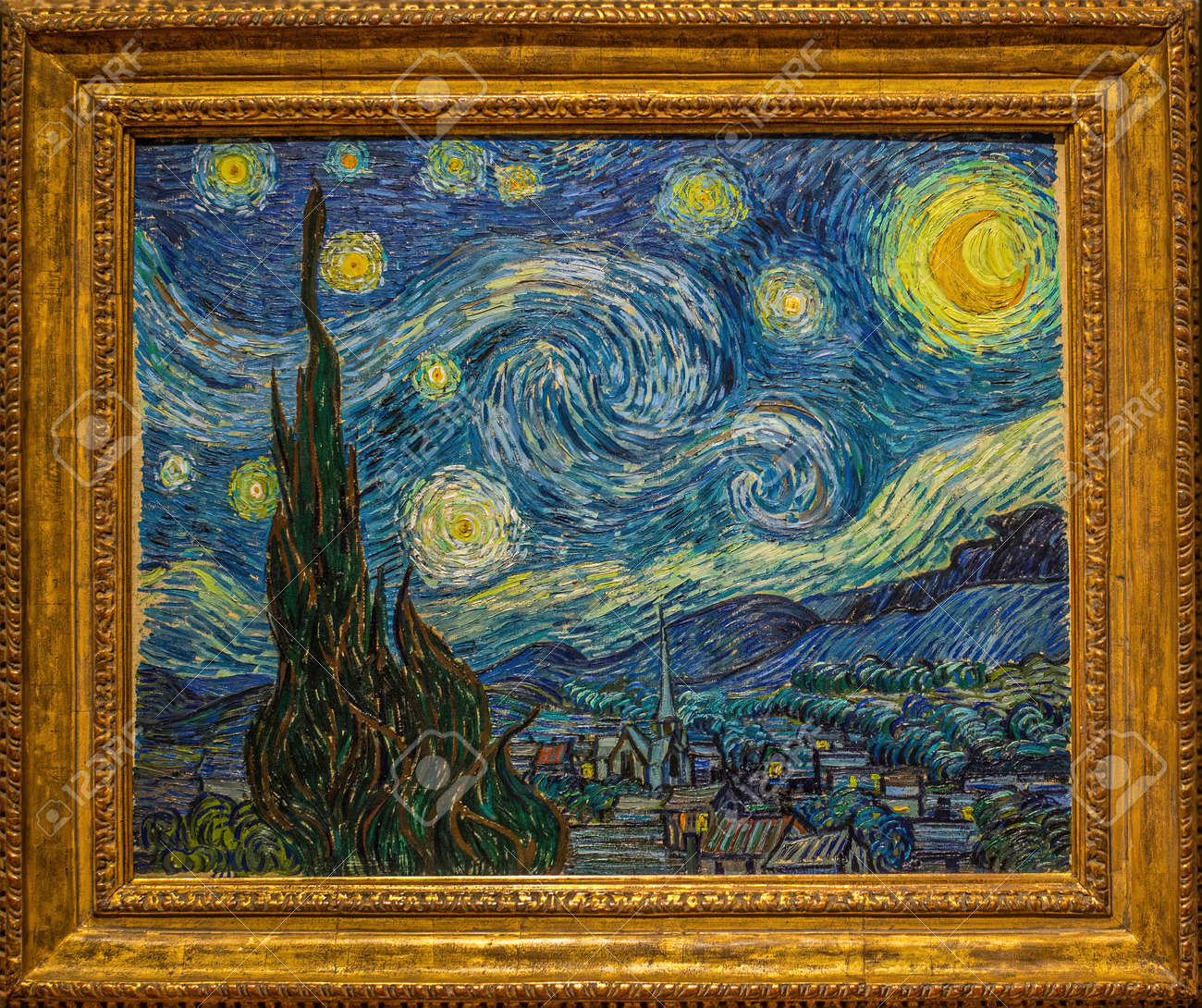 Starry night over the rhone of (la nuit ã©toilã©e) 1888 door vincent van gogh, uitzicht op de rhã ?ne waarin hij de kleuren die hij in het donker zag prachtig overschreef. de stad gas lichten glimmen een intense oranje en worden weerspiegeld in het water. de mu - 182682790 Starry night over the rhone of (la nuit ã©toilã©e) 1888 door vincent van gogh, uitzicht op de rhã ?ne waarin hij de kleuren die hij in het donker zag prachtig overschreef. de stad gas lichten glimmen een intense oranje en worden weerspiegeld in het water. de mu - 182682790
