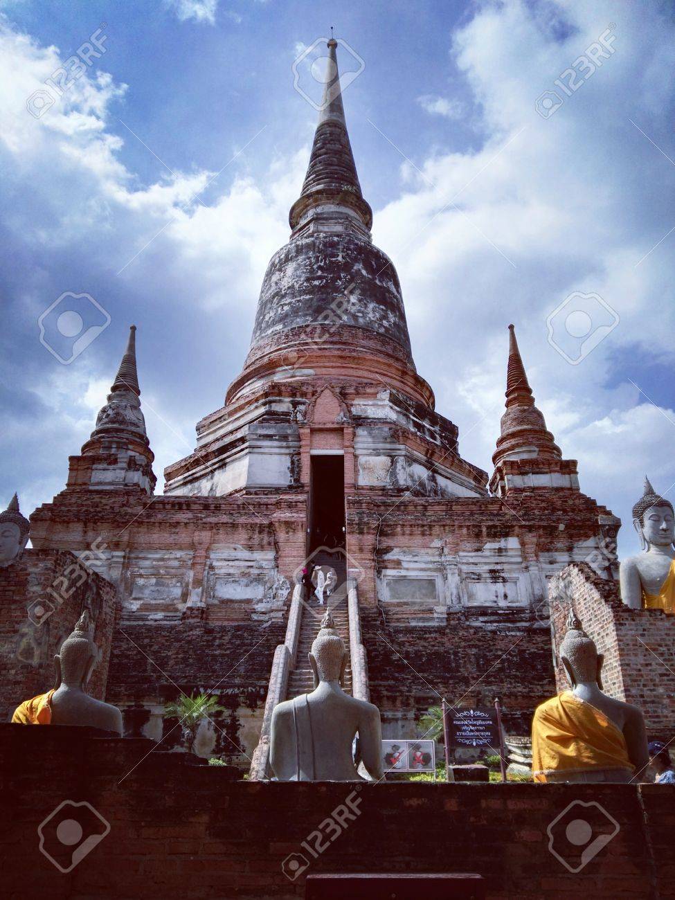 仏像と Ayudhaya 歴史公園にある古い寺 シャドウ エッジと黒い影 タイの世界遺産の遺跡 の写真素材 画像素材 Image