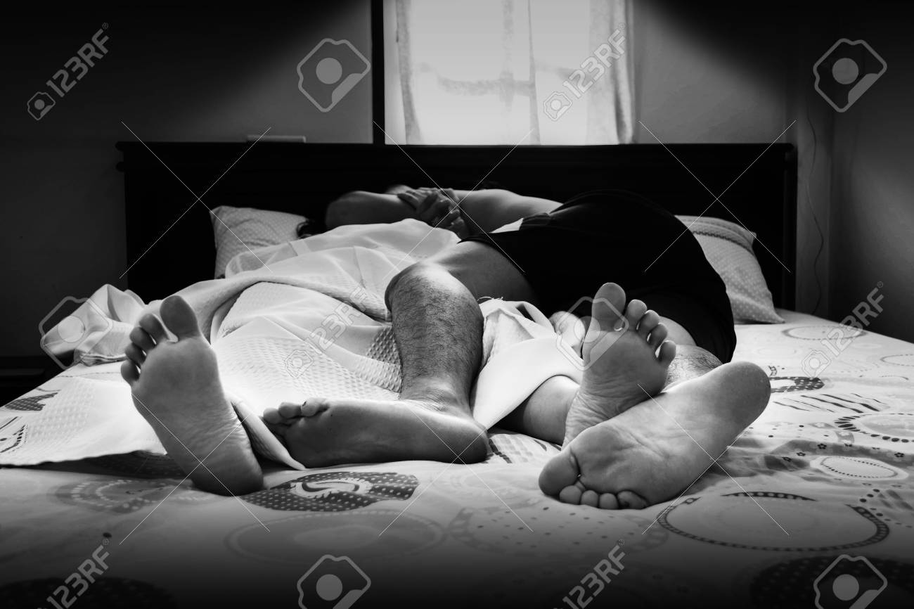 Un couple infidèle au lit Un couple infidèle au lit